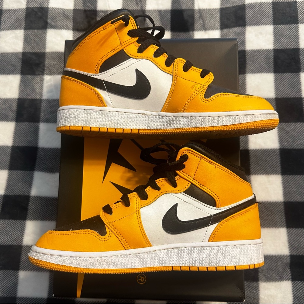 Jordan 1 mid “taxi” youth size 5.5Y